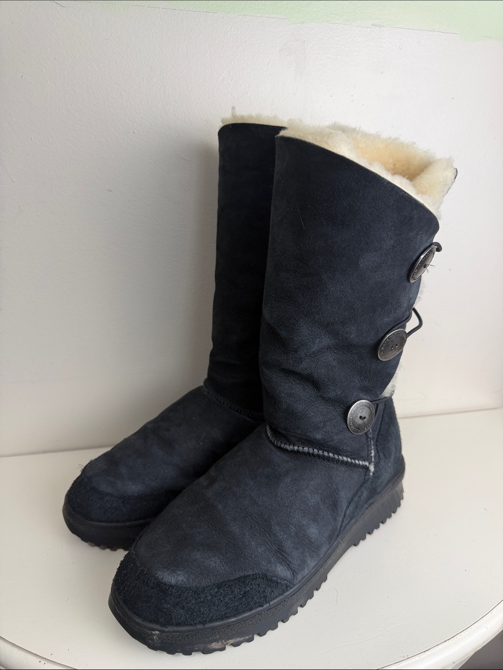 (2290) Sheepskin Downunder Black Tidal Lined Button Winter Boots, Size: 8M/10